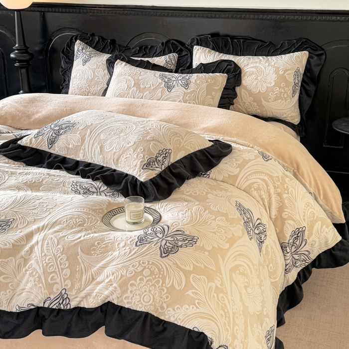 91家纺网 家纺一手货源 找家纺 宅家居 2025新款热卖热款轻法式复古赫本风绒高克重浮雕花牛奶绒四件套烂花韩版黑色花边三件套 蝶舞恋曲