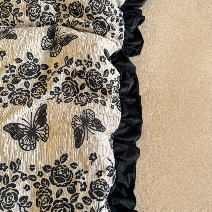 91家纺网 家纺一手货源 找家纺 宅家居 2025新款热卖热款轻法式复古赫本风绒高克重浮雕花牛奶绒四件套烂花韩版黑色花边三件套 蝶之花语