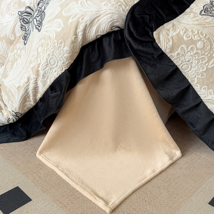 91家纺网 家纺一手货源 找家纺 宅家居 2025新款热卖热款轻法式复古赫本风绒高克重浮雕花牛奶绒四件套烂花韩版黑色花边三件套 蝶舞恋曲