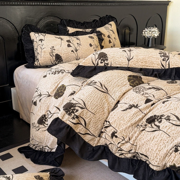 91家纺网 家纺一手货源 找家纺 宅家居 2025新款热卖热款轻法式复古赫本风绒高克重浮雕花牛奶绒四件套烂花韩版黑色花边三件套 花恋密语