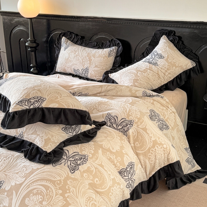 91家纺网 家纺一手货源 找家纺 宅家居 2025新款热卖热款轻法式复古赫本风绒高克重浮雕花牛奶绒四件套烂花韩版黑色花边三件套 蝶舞恋曲