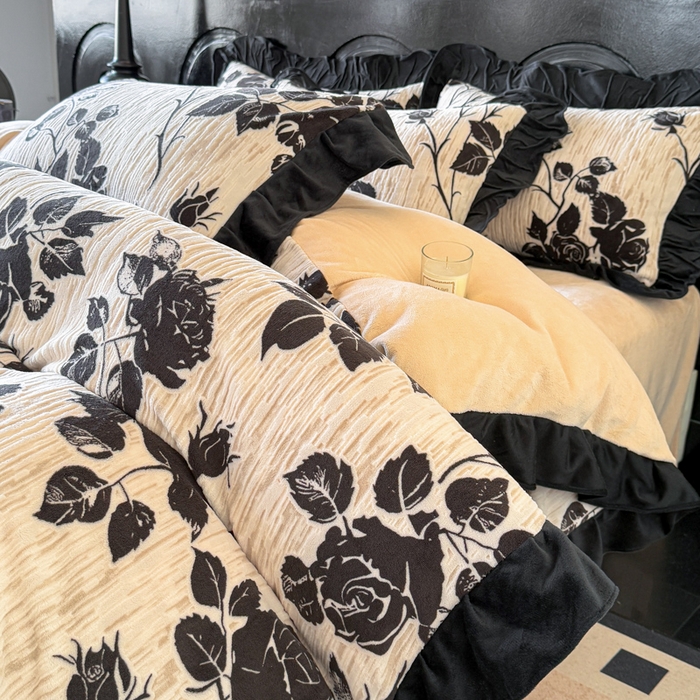 91家纺网 家纺一手货源 找家纺 宅家居 2025新款热卖热款轻法式复古赫本风绒高克重浮雕花牛奶绒四件套烂花韩版黑色花边三件套 夜半花香