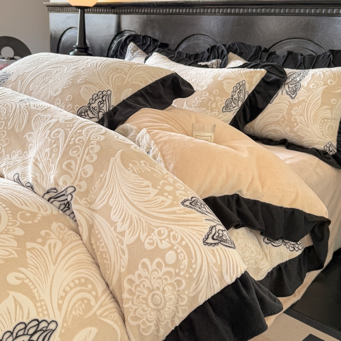 91家纺网 家纺一手货源 找家纺 宅家居 2025新款热卖热款轻法式复古赫本风绒高克重浮雕花牛奶绒四件套烂花韩版黑色花边三件套 蝶舞恋曲