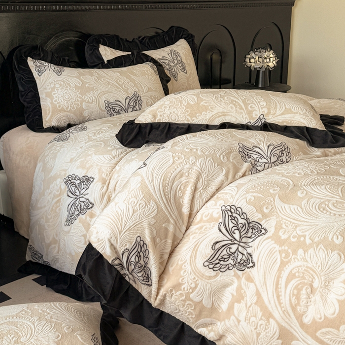 91家纺网 家纺一手货源 找家纺 宅家居 2025新款热卖热款轻法式复古赫本风绒高克重浮雕花牛奶绒四件套烂花韩版黑色花边三件套 蝶舞恋曲