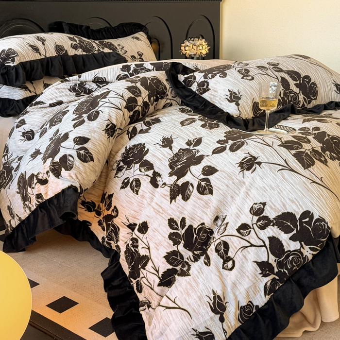 91家纺网 家纺一手货源 找家纺 宅家居 2025新款热卖热款轻法式复古赫本风绒高克重浮雕花牛奶绒四件套烂花韩版黑色花边三件套 夜半花香