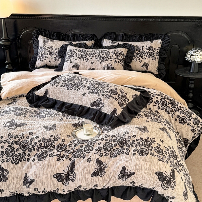 91家纺网 家纺一手货源 找家纺 宅家居 2025新款热卖热款轻法式复古赫本风绒高克重浮雕花牛奶绒四件套烂花韩版黑色花边三件套 蝶之花语