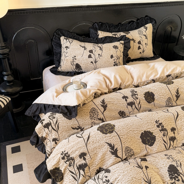 91家纺网 家纺一手货源 找家纺 宅家居 2025新款热卖热款轻法式复古赫本风绒高克重浮雕花牛奶绒四件套烂花韩版黑色花边三件套 花恋密语