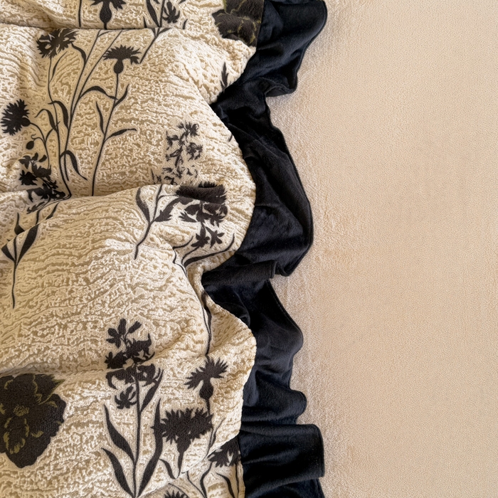 91家纺网 家纺一手货源 找家纺 宅家居 2025新款热卖热款轻法式复古赫本风绒高克重浮雕花牛奶绒四件套烂花韩版黑色花边三件套 花恋密语