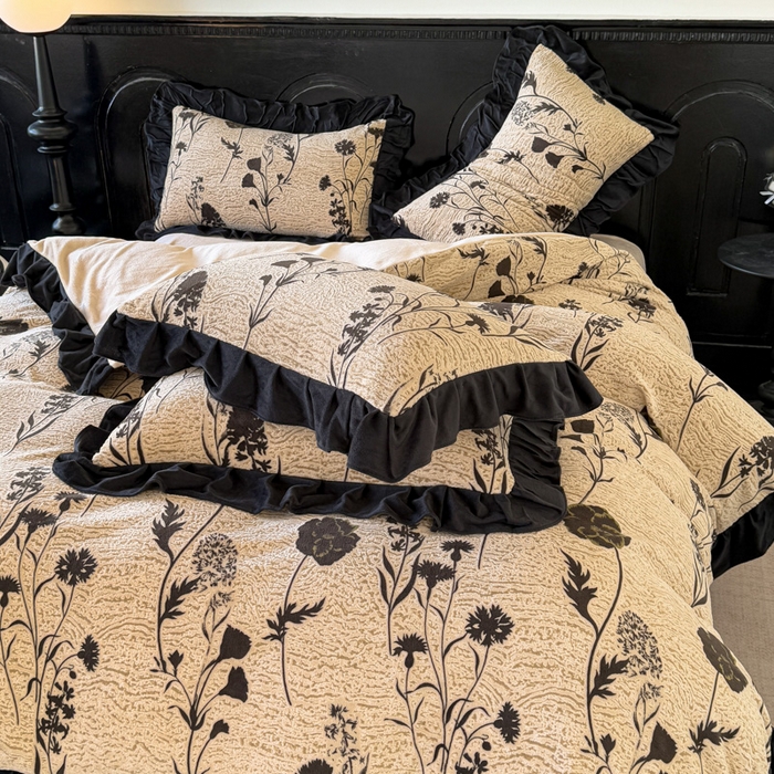 91家纺网 家纺一手货源 找家纺 宅家居 2025新款热卖热款轻法式复古赫本风绒高克重浮雕花牛奶绒四件套烂花韩版黑色花边三件套 花恋密语