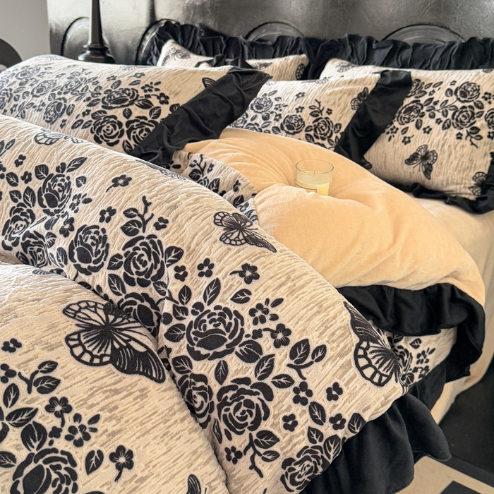 91家纺网 家纺一手货源 找家纺 宅家居 2025新款热卖热款轻法式复古赫本风绒高克重浮雕花牛奶绒四件套烂花韩版黑色花边三件套 蝶之花语