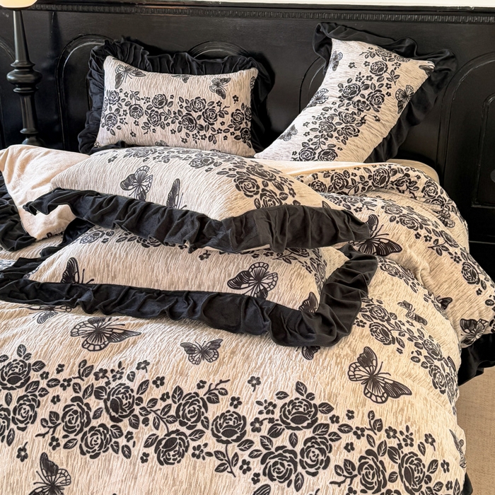 91家纺网 家纺一手货源 找家纺 宅家居 2025新款热卖热款轻法式复古赫本风绒高克重浮雕花牛奶绒四件套烂花韩版黑色花边三件套 蝶之花语