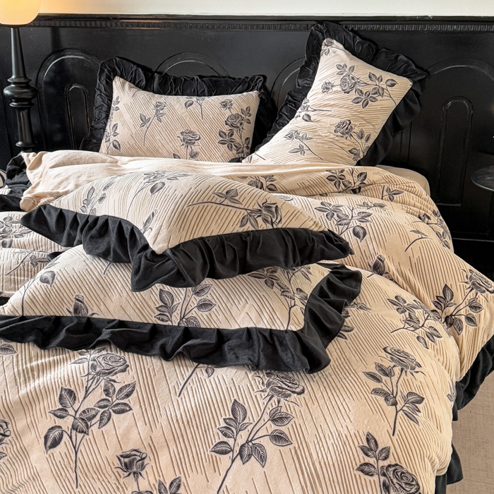 91家纺网 家纺一手货源 找家纺 宅家居 2025新款热卖热款轻法式复古赫本风绒高克重浮雕花牛奶绒四件套烂花韩版黑色花边三件套 壹枝玫瑰