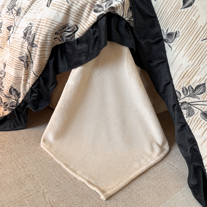 91家纺网 家纺一手货源 找家纺 宅家居 2025新款热卖热款轻法式复古赫本风绒高克重浮雕花牛奶绒四件套烂花韩版黑色花边三件套 壹枝玫瑰