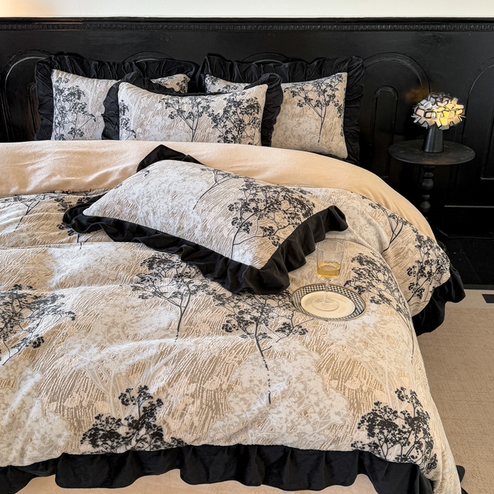 91家纺网 家纺一手货源 找家纺 宅家居 2025新款热卖热款轻法式复古赫本风绒高克重浮雕花牛奶绒四件套烂花韩版黑色花边三件套 丛林迷影