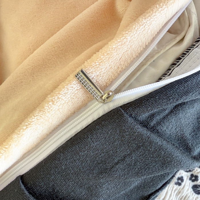 91家纺网 家纺一手货源 找家纺 宅家居 2025新款热卖热款轻法式复古赫本风绒高克重浮雕花牛奶绒四件套烂花韩版黑色花边三件套 蝶之花语