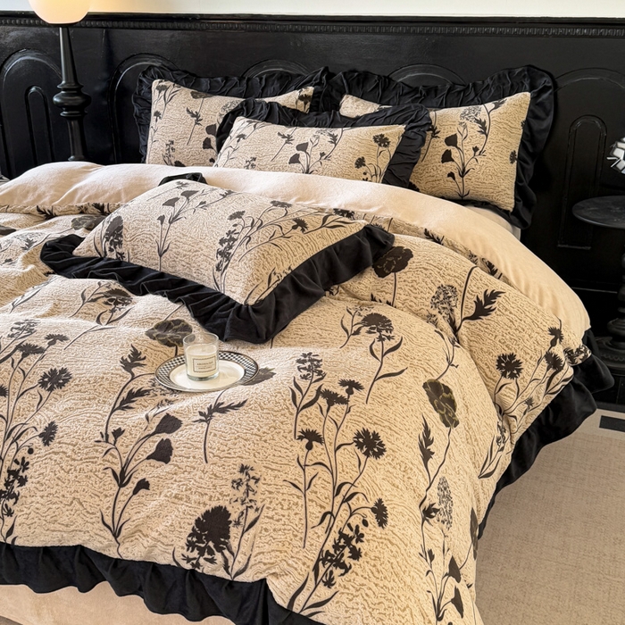 91家纺网 家纺一手货源 找家纺 宅家居 2025新款热卖热款轻法式复古赫本风绒高克重浮雕花牛奶绒四件套烂花韩版黑色花边三件套 花恋密语