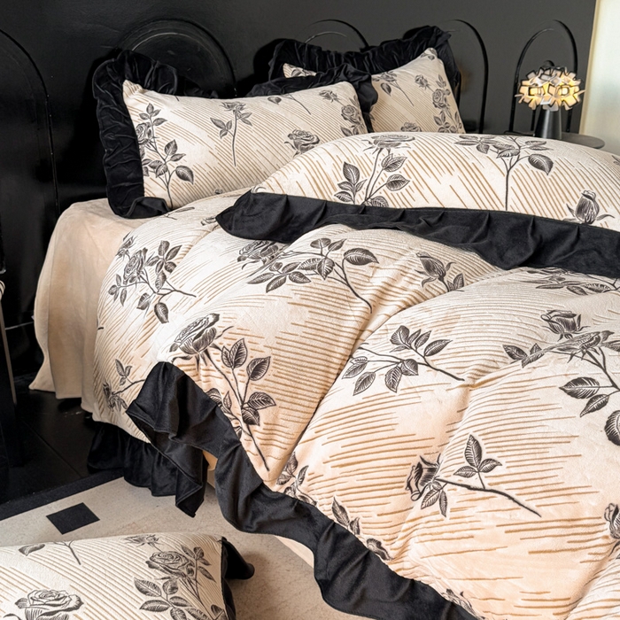 91家纺网 家纺一手货源 找家纺 宅家居 2025新款热卖热款轻法式复古赫本风绒高克重浮雕花牛奶绒四件套烂花韩版黑色花边三件套 壹枝玫瑰