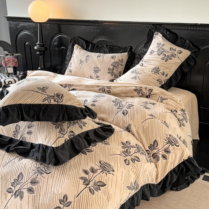 91家纺网 家纺一手货源 找家纺 宅家居 2025新款热卖热款轻法式复古赫本风绒高克重浮雕花牛奶绒四件套烂花韩版黑色花边三件套 壹枝玫瑰