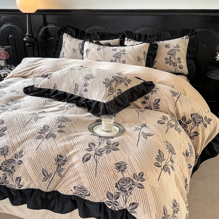 91家纺网 家纺一手货源 找家纺 宅家居 2025新款热卖热款轻法式复古赫本风绒高克重浮雕花牛奶绒四件套烂花韩版黑色花边三件套 壹枝玫瑰
