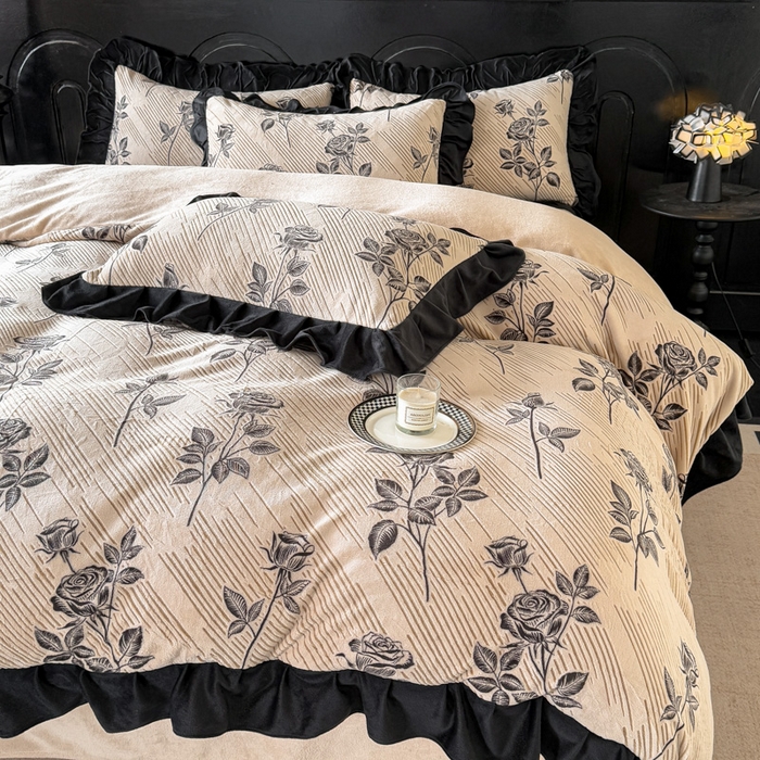 91家纺网 家纺一手货源 找家纺 宅家居 2025新款热卖热款轻法式复古赫本风绒高克重浮雕花牛奶绒四件套烂花韩版黑色花边三件套 壹枝玫瑰