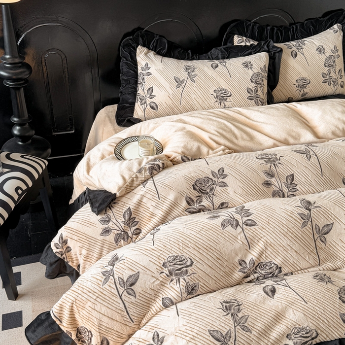 91家纺网 家纺一手货源 找家纺 宅家居 2025新款热卖热款轻法式复古赫本风绒高克重浮雕花牛奶绒四件套烂花韩版黑色花边三件套 壹枝玫瑰