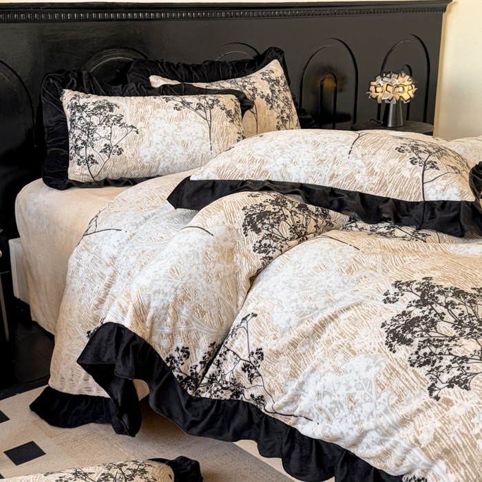 91家纺网 家纺一手货源 找家纺 宅家居 2025新款热卖热款轻法式复古赫本风绒高克重浮雕花牛奶绒四件套烂花韩版黑色花边三件套 丛林迷影