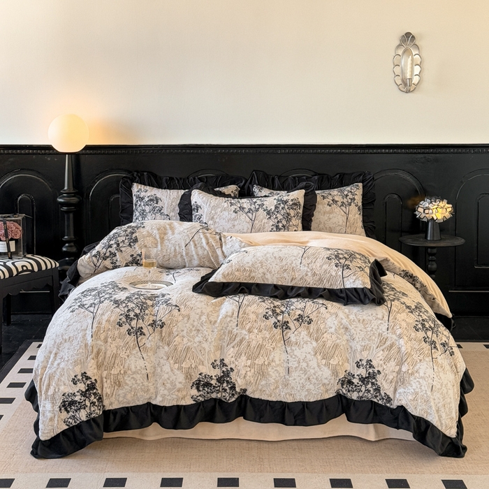 91家纺网 家纺一手货源 找家纺 宅家居 2025新款热卖热款轻法式复古赫本风绒高克重浮雕花牛奶绒四件套烂花韩版黑色花边三件套 丛林迷影