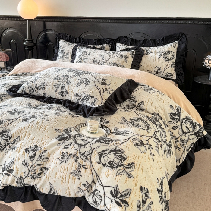 91家纺网 家纺一手货源 找家纺 宅家居 2025新款热卖热款轻法式复古赫本风绒高克重浮雕花牛奶绒四件套烂花韩版黑色花边三件套 花岸澜庭