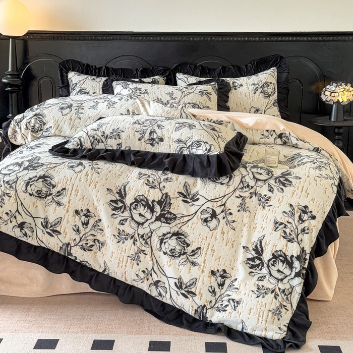 91家纺网 家纺一手货源 找家纺 宅家居 2025新款热卖热款轻法式复古赫本风绒高克重浮雕花牛奶绒四件套烂花韩版黑色花边三件套 花岸澜庭