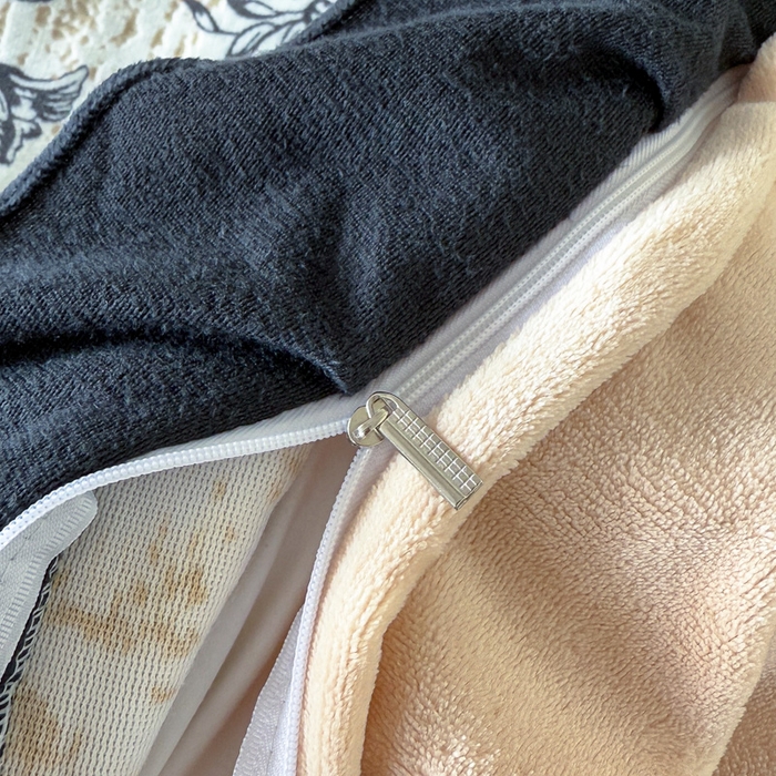 91家纺网 家纺一手货源 找家纺 宅家居 2025新款热卖热款轻法式复古赫本风绒高克重浮雕花牛奶绒四件套烂花韩版黑色花边三件套 花岸澜庭