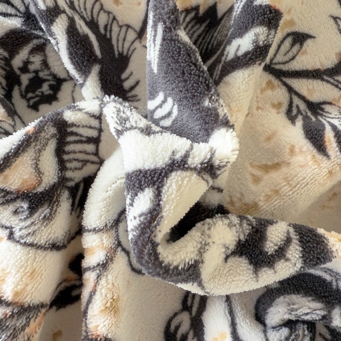 91家纺网 家纺一手货源 找家纺 宅家居 2025新款热卖热款轻法式复古赫本风绒高克重浮雕花牛奶绒四件套烂花韩版黑色花边三件套 花岸澜庭