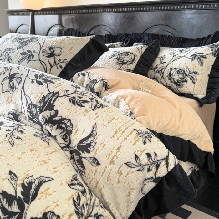 91家纺网 家纺一手货源 找家纺 宅家居 2025新款热卖热款轻法式复古赫本风绒高克重浮雕花牛奶绒四件套烂花韩版黑色花边三件套 花岸澜庭