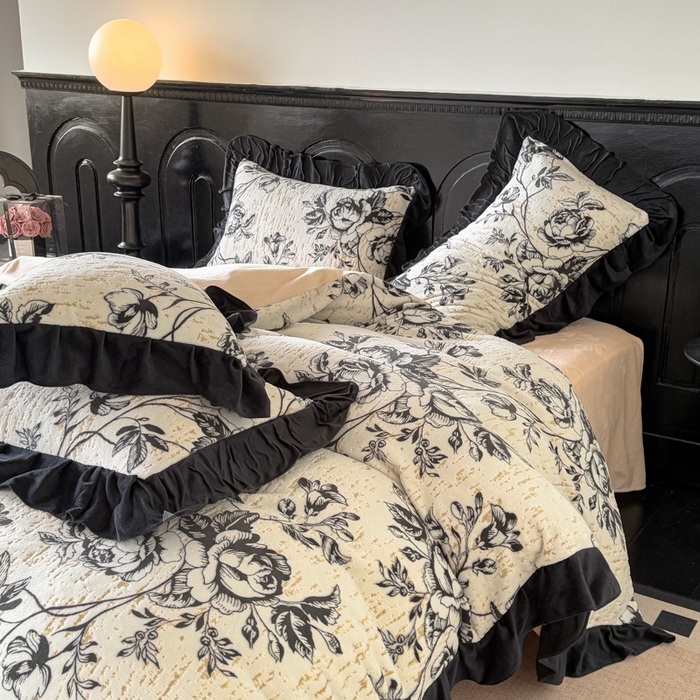 91家纺网 家纺一手货源 找家纺 宅家居 2025新款热卖热款轻法式复古赫本风绒高克重浮雕花牛奶绒四件套烂花韩版黑色花边三件套 花岸澜庭