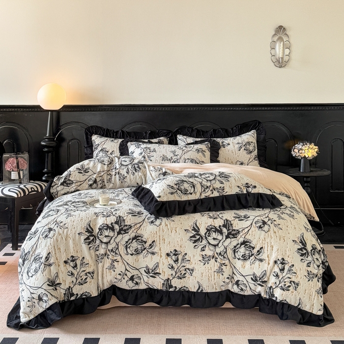 91家纺网 家纺一手货源 找家纺 宅家居 2025新款热卖热款轻法式复古赫本风绒高克重浮雕花牛奶绒四件套烂花韩版黑色花边三件套 花岸澜庭