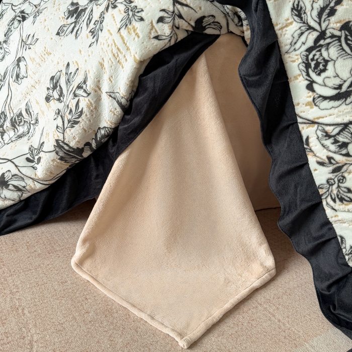 91家纺网 家纺一手货源 找家纺 宅家居 2025新款热卖热款轻法式复古赫本风绒高克重浮雕花牛奶绒四件套烂花韩版黑色花边三件套 花岸澜庭