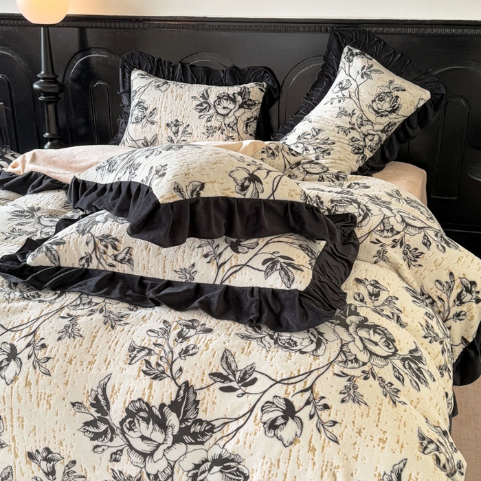 91家纺网 家纺一手货源 找家纺 宅家居 2025新款热卖热款轻法式复古赫本风绒高克重浮雕花牛奶绒四件套烂花韩版黑色花边三件套 花岸澜庭