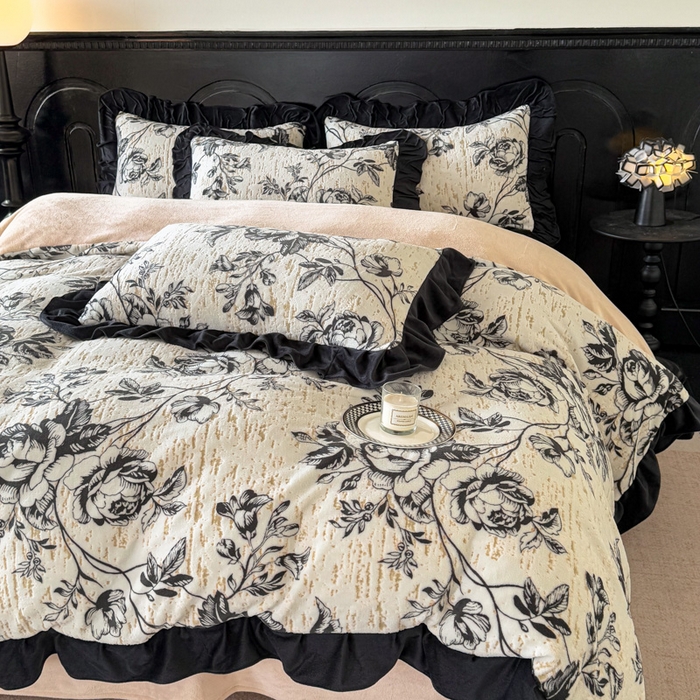 91家纺网 家纺一手货源 找家纺 宅家居 2025新款热卖热款轻法式复古赫本风绒高克重浮雕花牛奶绒四件套烂花韩版黑色花边三件套 花岸澜庭