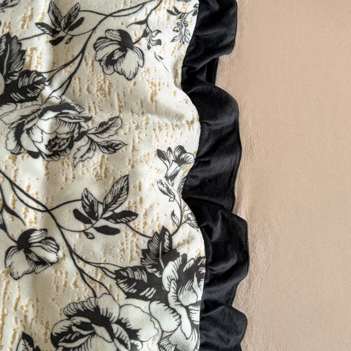 91家纺网 家纺一手货源 找家纺 宅家居 2025新款热卖热款轻法式复古赫本风绒高克重浮雕花牛奶绒四件套烂花韩版黑色花边三件套 花岸澜庭