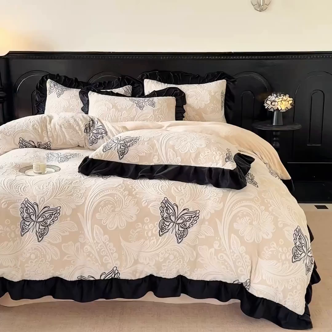 91家纺网 家纺一手货源 找家纺 宅家居 2025新款热卖热款轻法式复古赫本风绒高克重浮雕花牛奶绒四件套烂花韩版黑色花边三件套 蝶舞恋曲