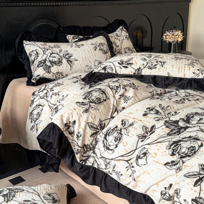 91家纺网 家纺一手货源 找家纺 宅家居 2025新款热卖热款轻法式复古赫本风绒高克重浮雕花牛奶绒四件套烂花韩版黑色花边三件套 花岸澜庭