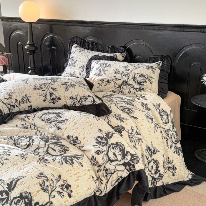 91家纺网 家纺一手货源 找家纺 宅家居 2025新款热卖热款轻法式复古赫本风绒高克重浮雕花牛奶绒四件套烂花韩版黑色花边三件套 花岸澜庭
