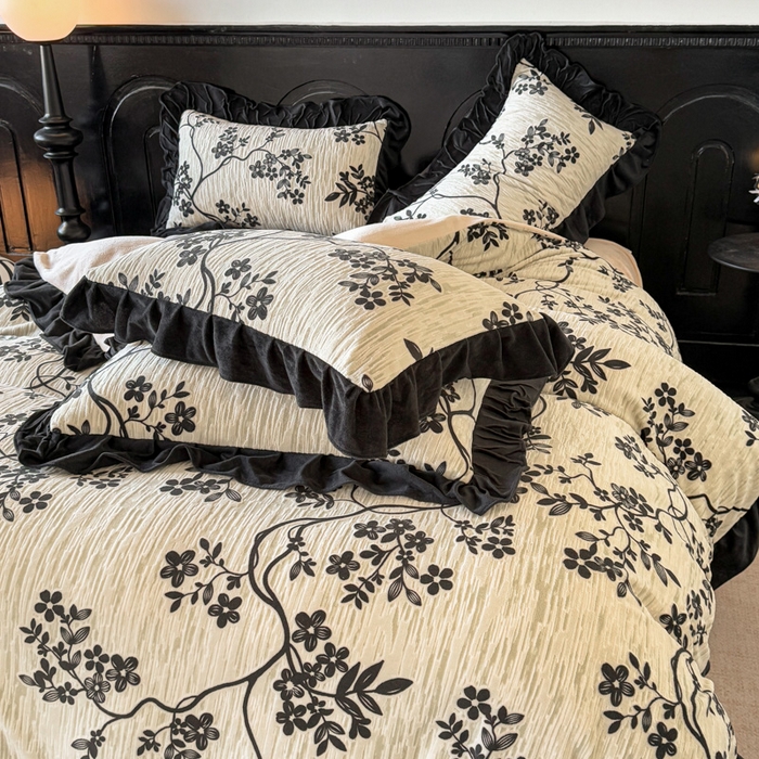 91家纺网 家纺一手货源 找家纺 宅家居 2025新款热卖热款轻法式复古赫本风绒高克重浮雕花牛奶绒四件套烂花韩版黑色花边三件套 叶语悠然