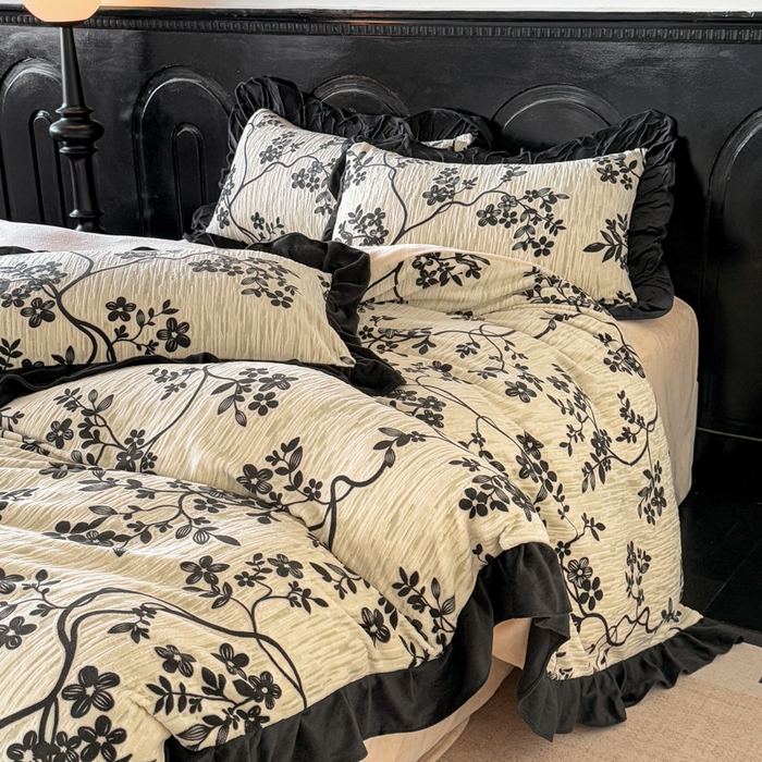 91家纺网 家纺一手货源 找家纺 宅家居 2025新款热卖热款轻法式复古赫本风绒高克重浮雕花牛奶绒四件套烂花韩版黑色花边三件套 叶语悠然