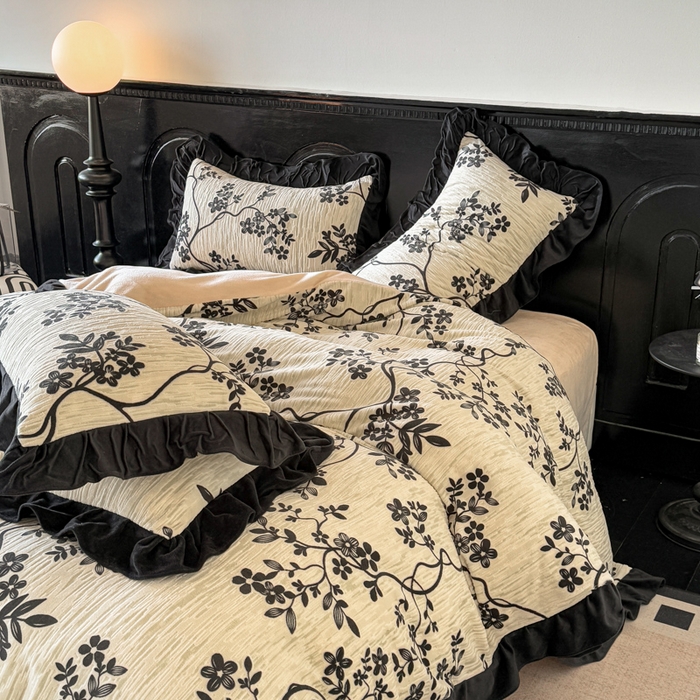 91家纺网 家纺一手货源 找家纺 宅家居 2025新款热卖热款轻法式复古赫本风绒高克重浮雕花牛奶绒四件套烂花韩版黑色花边三件套 叶语悠然