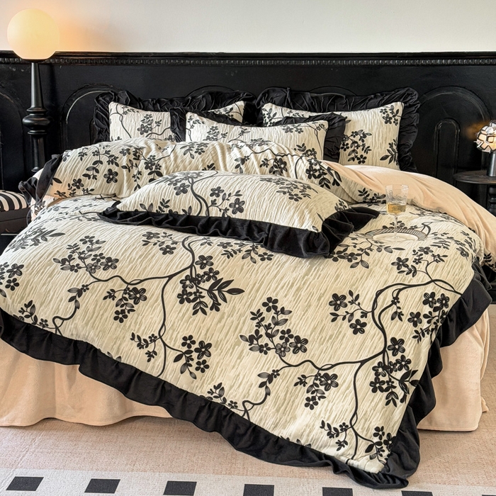 91家纺网 家纺一手货源 找家纺 宅家居 2025新款热卖热款轻法式复古赫本风绒高克重浮雕花牛奶绒四件套烂花韩版黑色花边三件套 叶语悠然