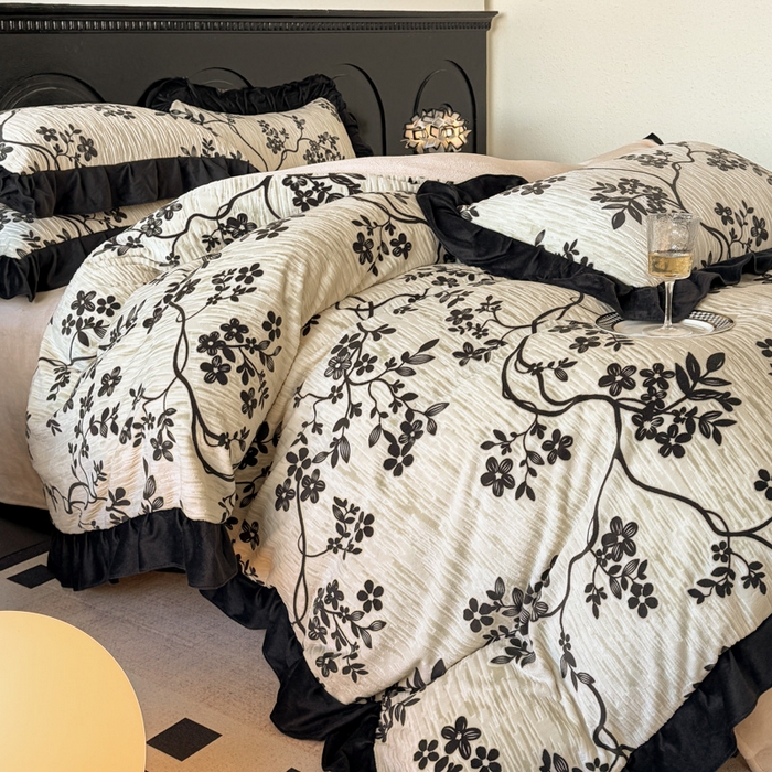91家纺网 家纺一手货源 找家纺 宅家居 2025新款热卖热款轻法式复古赫本风绒高克重浮雕花牛奶绒四件套烂花韩版黑色花边三件套 叶语悠然
