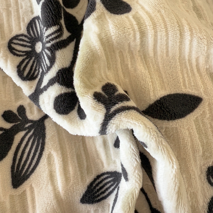 91家纺网 家纺一手货源 找家纺 宅家居 2025新款热卖热款轻法式复古赫本风绒高克重浮雕花牛奶绒四件套烂花韩版黑色花边三件套 叶语悠然