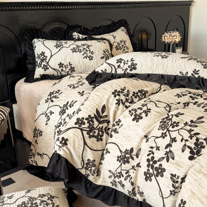 91家纺网 家纺一手货源 找家纺 宅家居 2025新款热卖热款轻法式复古赫本风绒高克重浮雕花牛奶绒四件套烂花韩版黑色花边三件套 叶语悠然