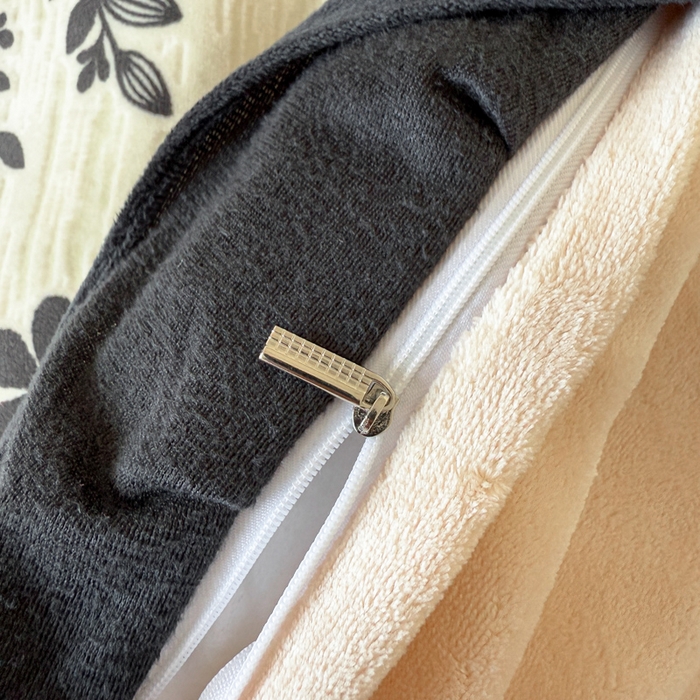 91家纺网 家纺一手货源 找家纺 宅家居 2025新款热卖热款轻法式复古赫本风绒高克重浮雕花牛奶绒四件套烂花韩版黑色花边三件套 叶语悠然