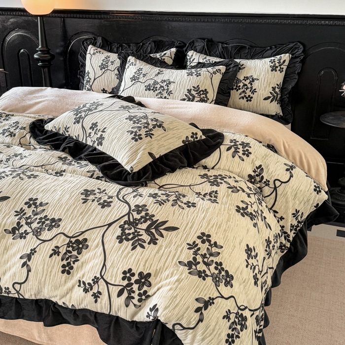 91家纺网 家纺一手货源 找家纺 宅家居 2025新款热卖热款轻法式复古赫本风绒高克重浮雕花牛奶绒四件套烂花韩版黑色花边三件套 叶语悠然